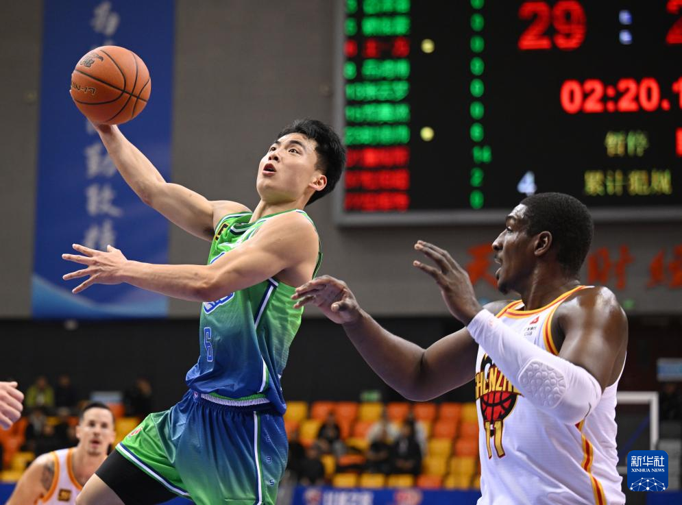 关于篮球比赛中球队全力拼搏,终获巨大突破的信息 关于篮球比赛中球队全力拼搏,终获巨大突破的信息