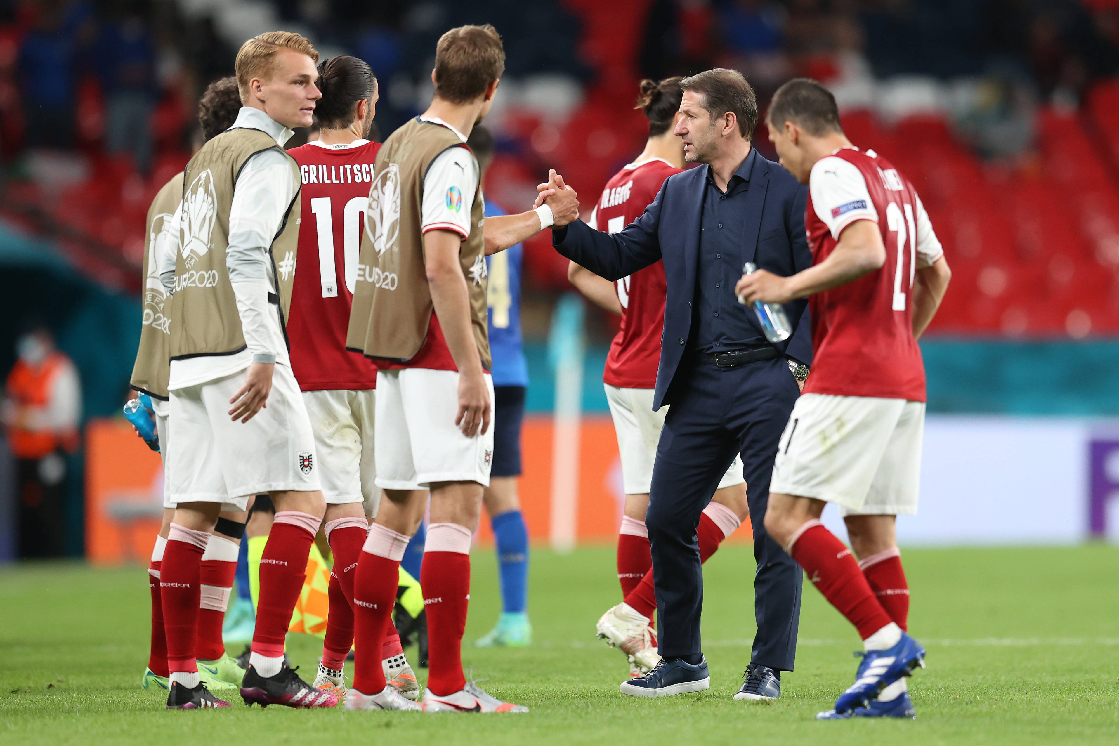 欧国联赛场华丽启幕，球迷热情高涨