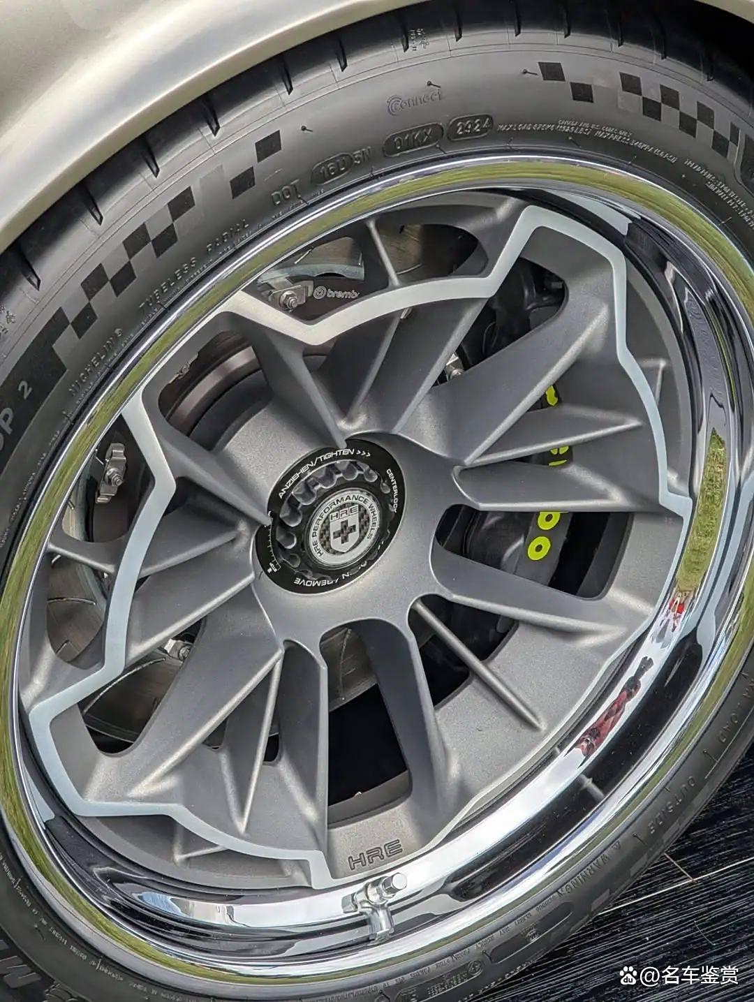 阿斯顿马丁碾压雷诺车队，塞恩斯统治全场的简单介绍