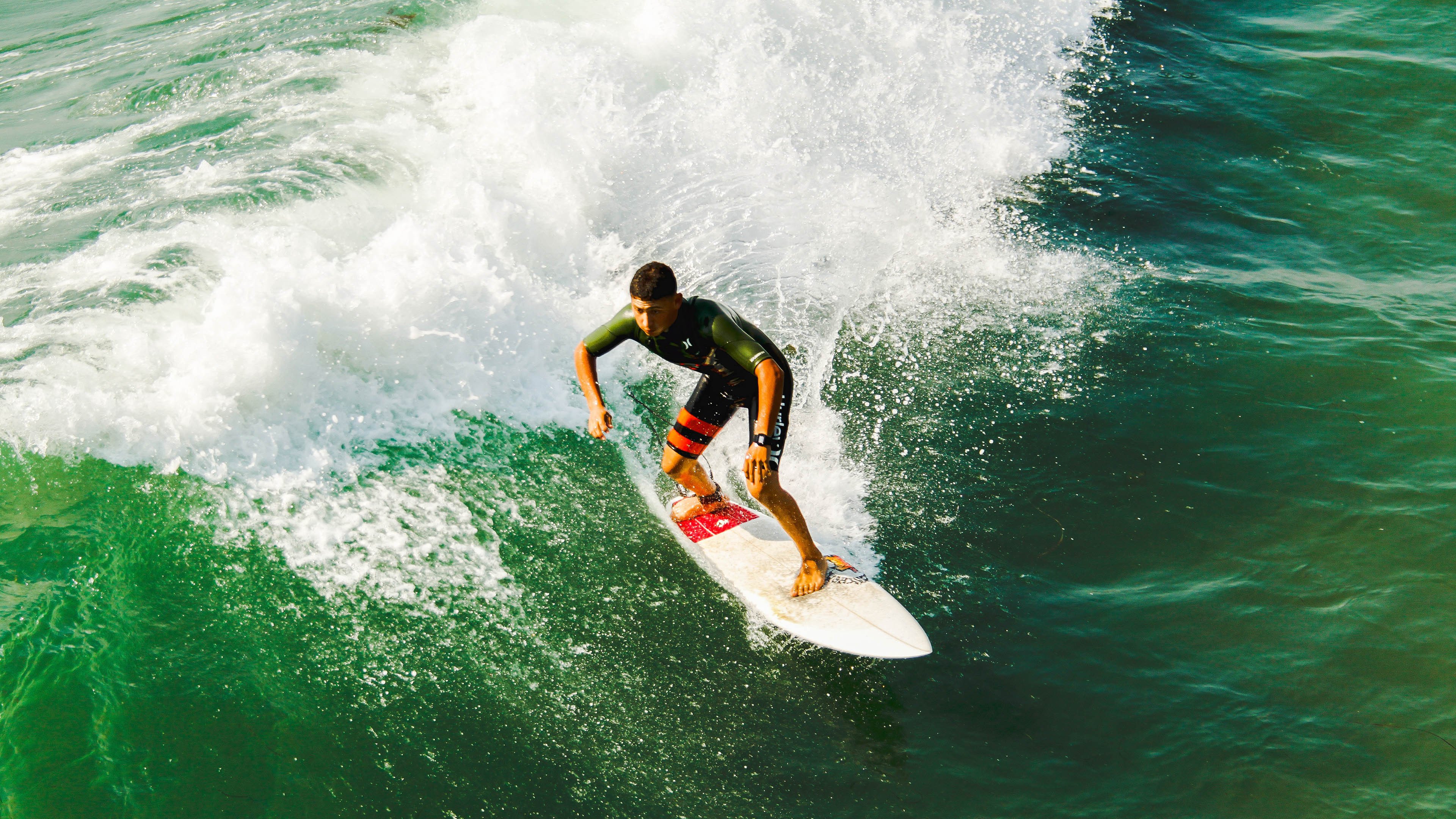赛道上的王权更迭，诺里斯驾驶阿斯顿马丁鏖战迈凯伦，统治全场